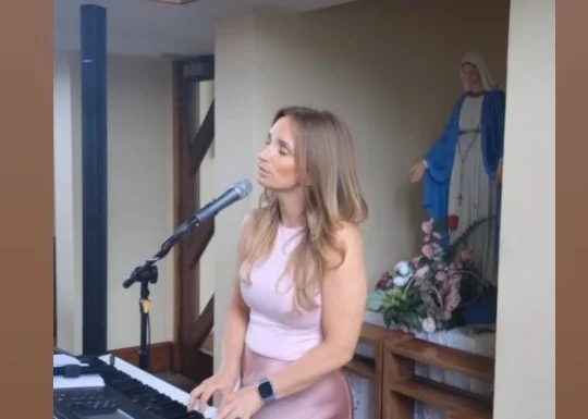 Lucy Kavanagh Singer and Pianist Gallery 4