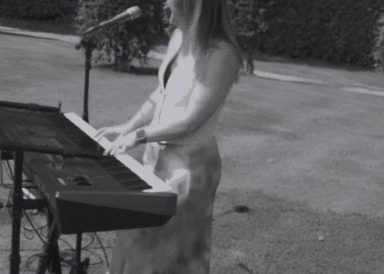 Lucy Kavanagh Singer and Pianist Gallery 3
