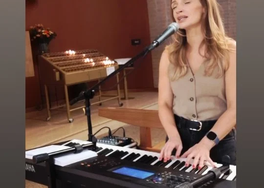 Lucy Kavanagh Singer and Pianist Gallery 2