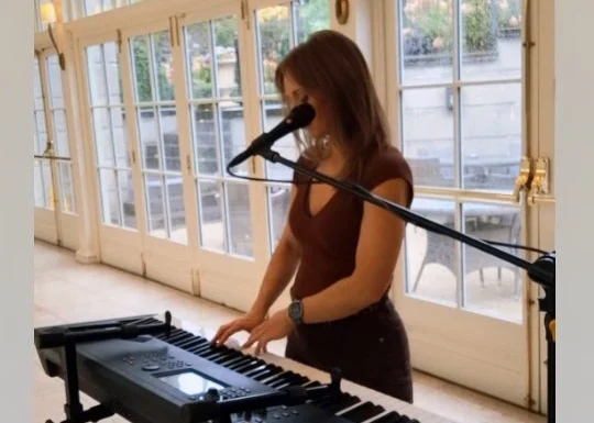 Lucy Kavanagh Singer and Pianist Gallery 1