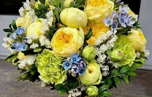 Dellis Flower Studio Gallery 4